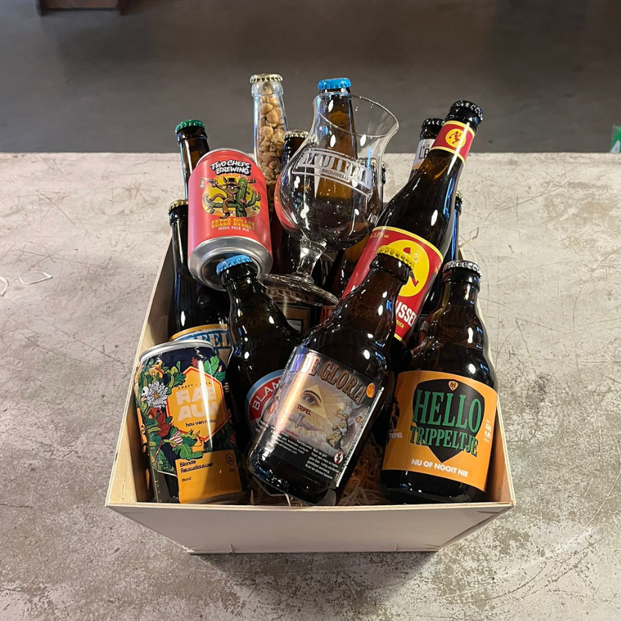 Hellobier Iets te vieren? Geschenkverpakking 13 Bieren + Grote Mand + Pinda's + Glas