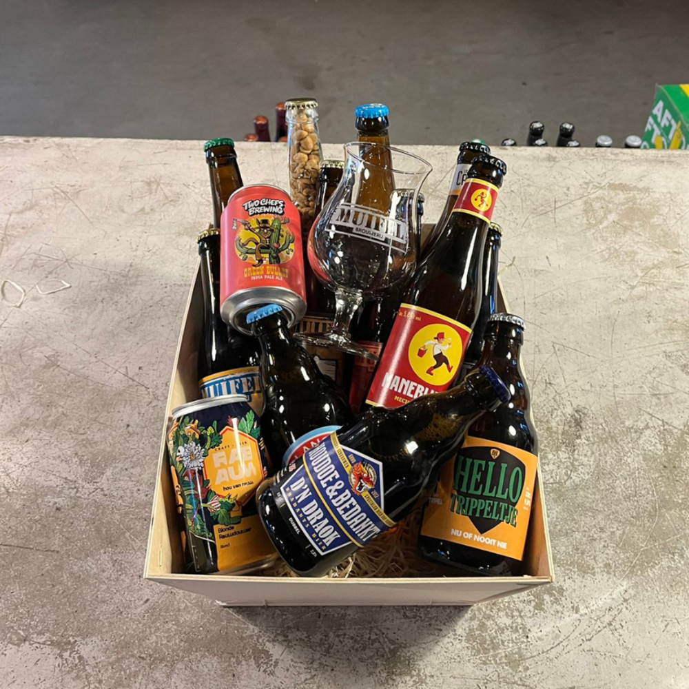 Hellobier Afscheidsgeschenkverpakking 13 Bieren + Glas + Pinda's + Grote Mand Hellobier Afscheidsgeschenkverpakking 13 Bieren + Glas + Pinda's + Grote Mand