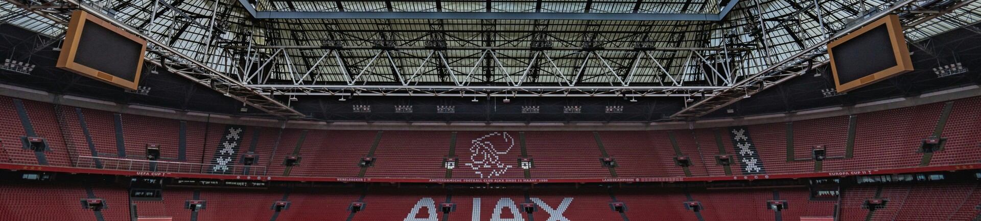 Dit betaal je nu echt voor een biertje in de eredivisie (seizoen 25/26)