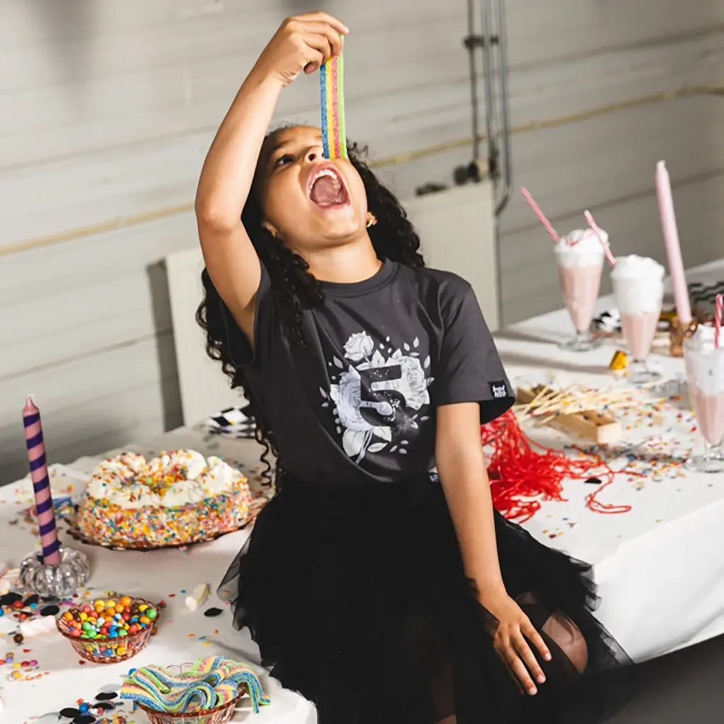 Verjaardag t-shirt "5" in kadoverpakking (dark grey)