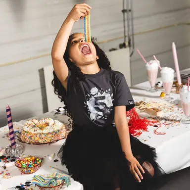 Verjaardag t-shirt "5" in kadoverpakking (dark grey)