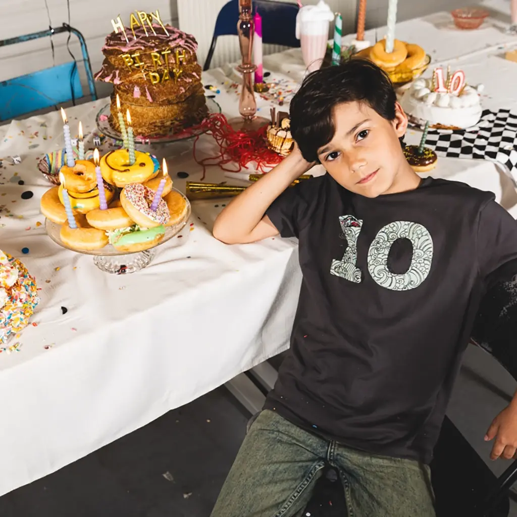 Verjaardag t-shirt "10" in kadoverpakking (dark grey)