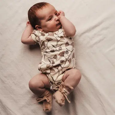 Omslag rompertje Joia (creme oat)