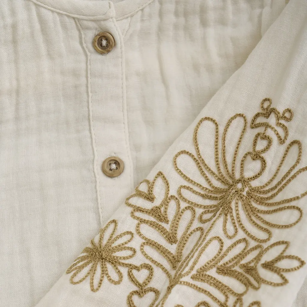 Blouse embroidery (sandshell)