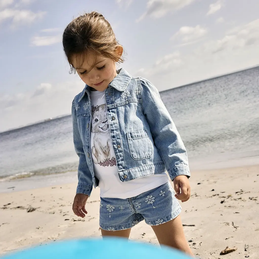 Kort spijkerbroekje MOM FIT anglaise Rose (light blue denim)