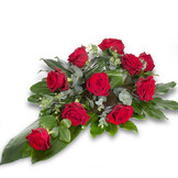 Rode rouwbloemen in een rouwbloemstuk