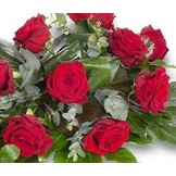 Rode rouwbloemen in een rouwbloemstuk