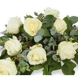 Witte rouwbloemen in een rouwbloemstuk