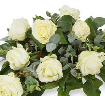Witte rouwbloemen in een rouwbloemstuk