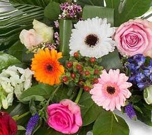 Bont rouwbloemen in een rouwboeket