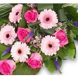 Roze rouwbloemen in een rouwboeket