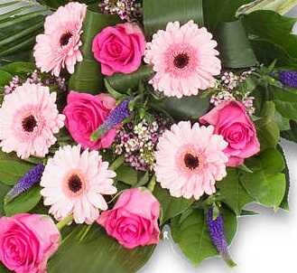 Roze rouwbloemen in een rouwboeket
