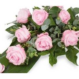 Roze rouwbloemen in een rouwbloemstuk