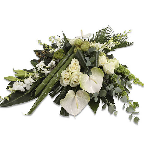 Witte rouwbloemen in een rouwbloemstuk