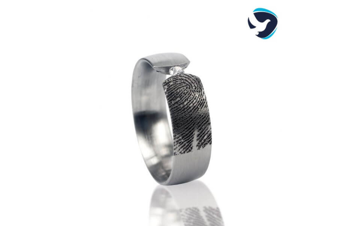 Ring Titanium met klemzetting gecentreerd