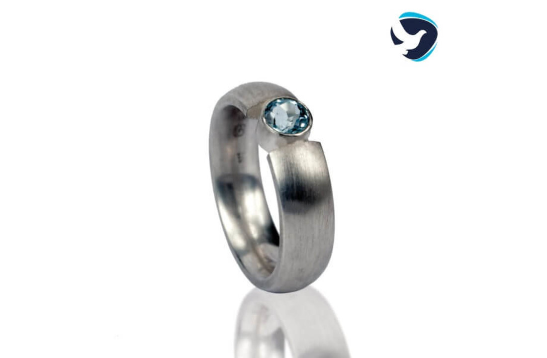 Ring met zetkast en ronde topaas 5mm