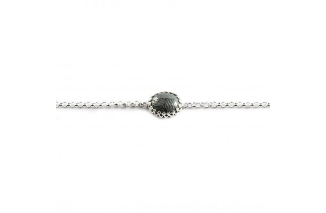 Armband met ovale hematiet steen en afdruk
