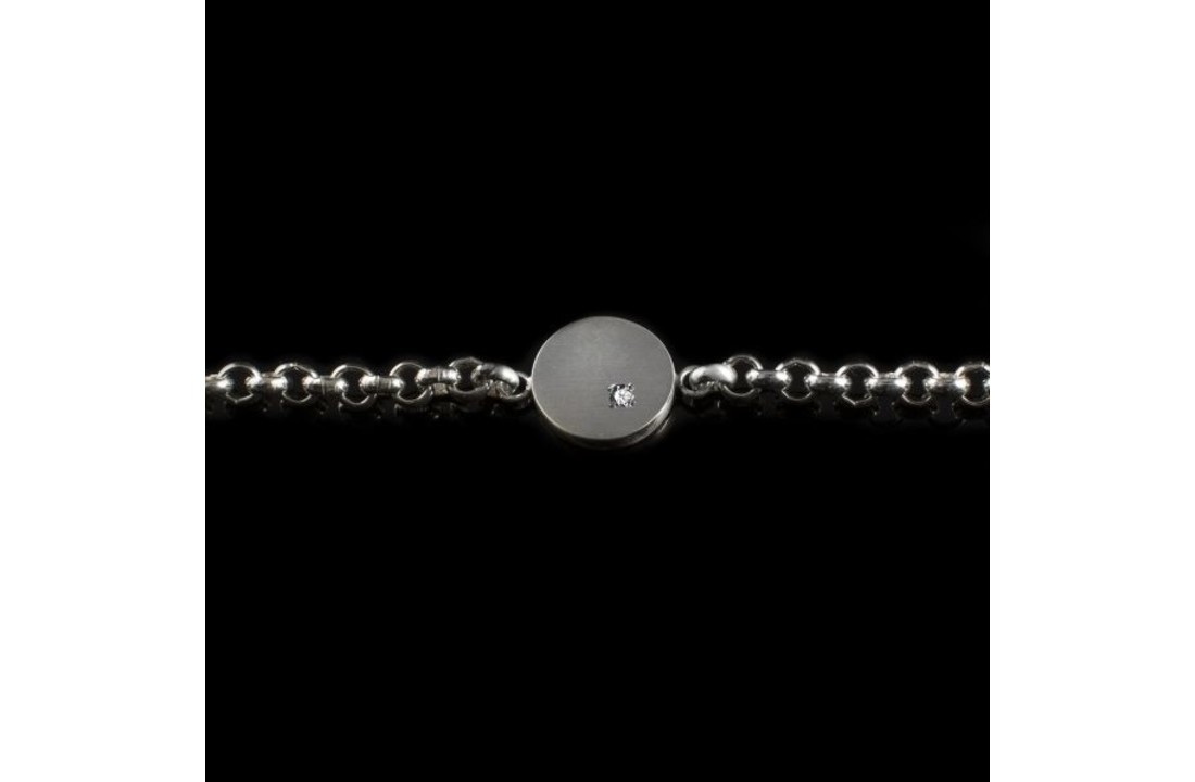 Zilveren armband met ronde askamer en steen