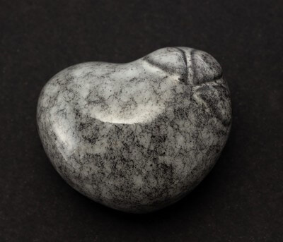 Knuffelsteen grijs in hart vorm