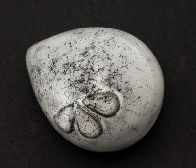 Knuffelsteen grijs in traan vorm