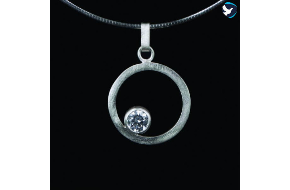 Zilveren hanger rond met 5 mm steen en askamer