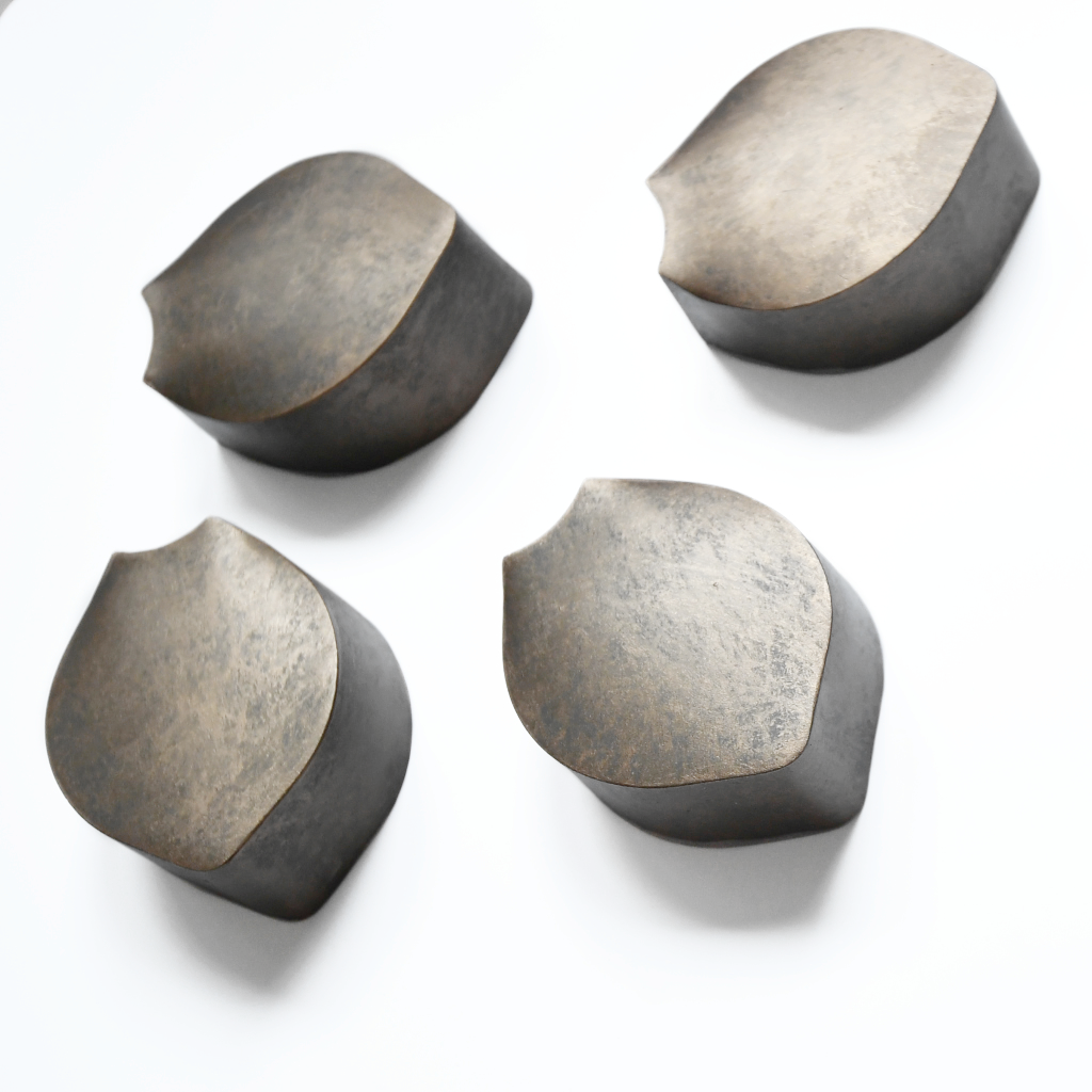 Urn / Asbeeld Losse blaadjes voor Vergeet ons niet - Brons