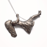 Urn / Asbeeld Meisje op schommel - Brons