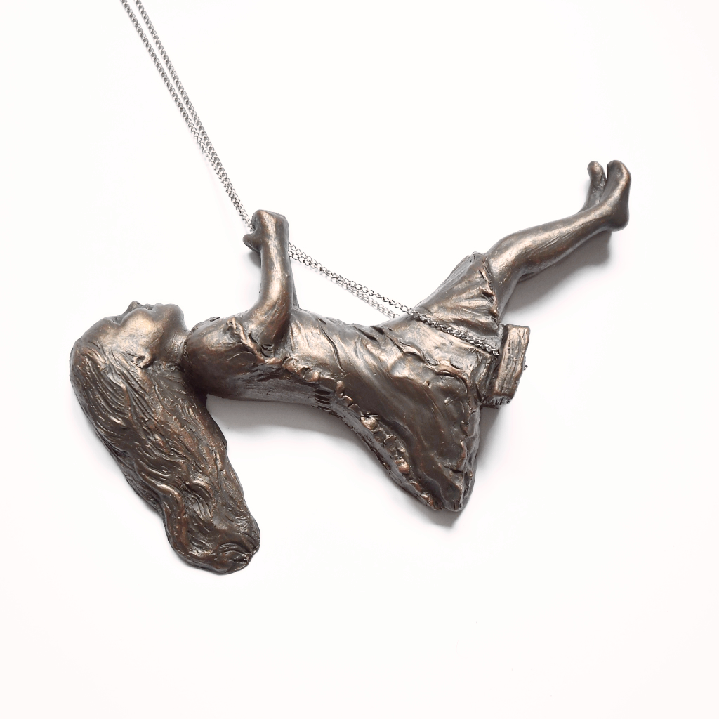 Urn / Asbeeld Meisje op schommel - Brons