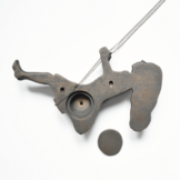 Urn / Asbeeld Meisje op schommel - Brons