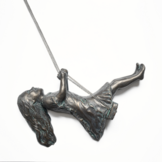 Urn / Asbeeld Meisje op schommel - Patina