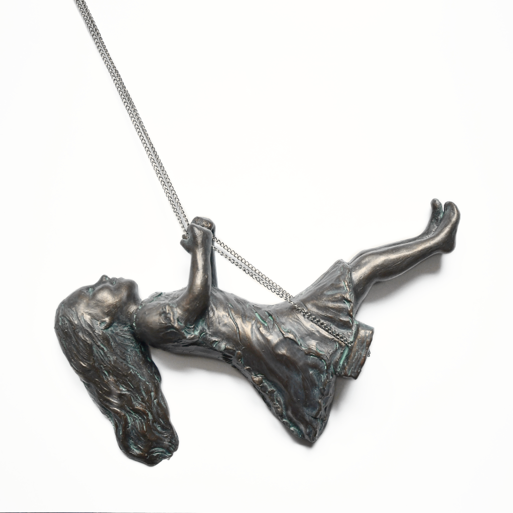 Urn / Asbeeld Meisje op schommel - Patina