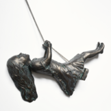 Urn / Asbeeld Meisje op schommel - Patina