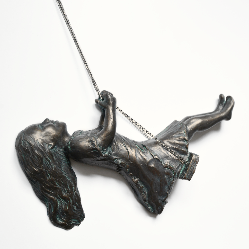 Urn / Asbeeld Meisje op schommel - Patina