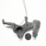 Urn / Asbeeld Meisje op schommel - Patina