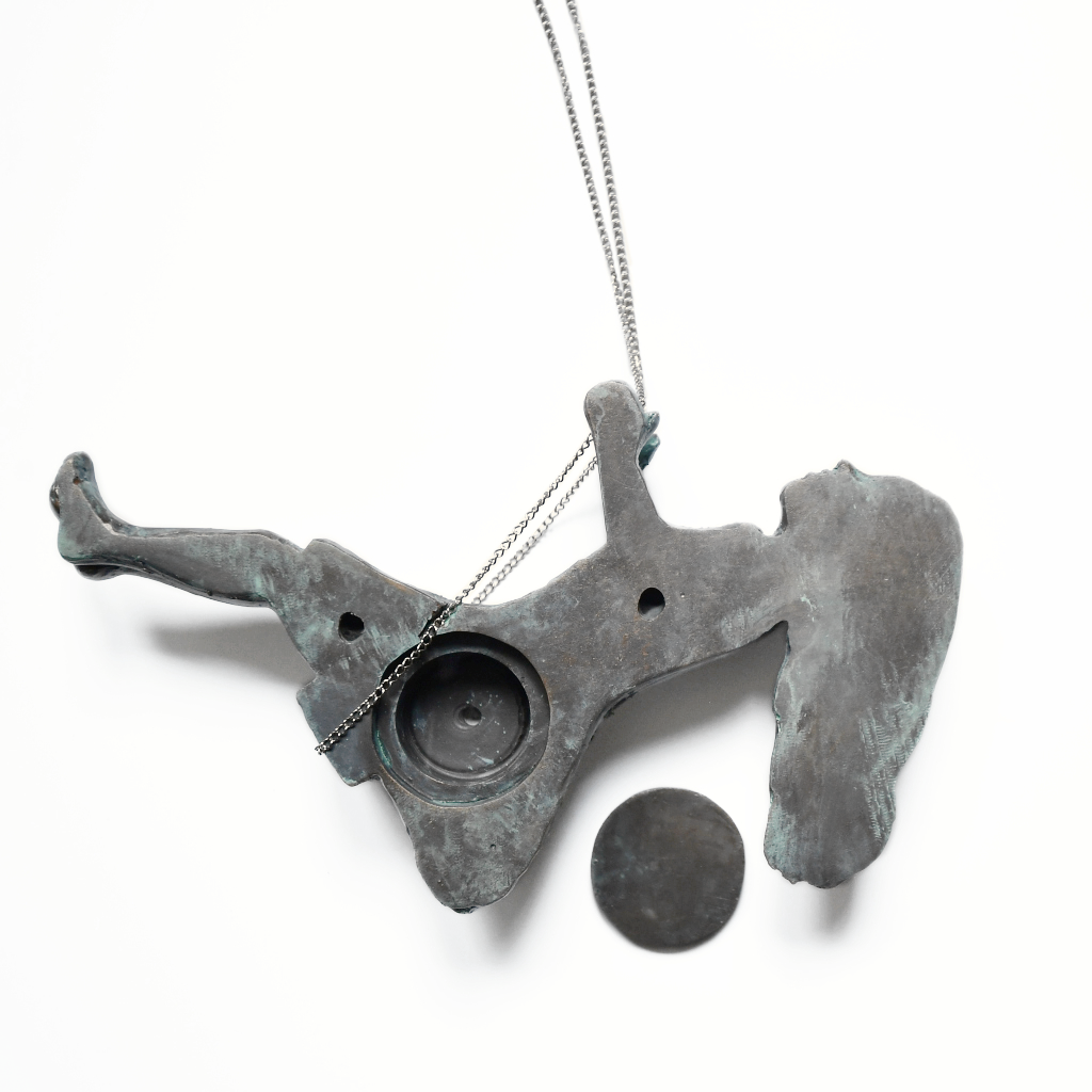 Urn / Asbeeld Meisje op schommel - Patina