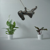 Urn / Asbeeld Meisje op schommel - Patina