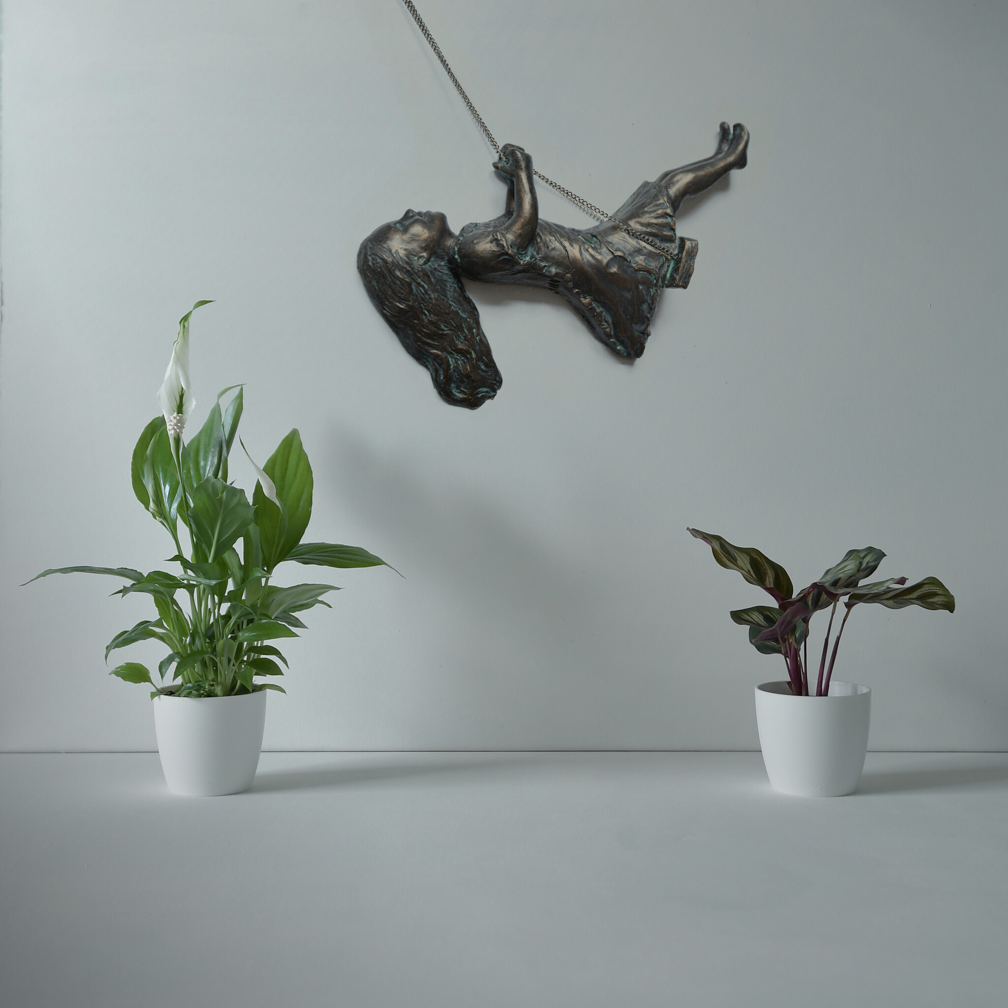 Urn / Asbeeld Meisje op schommel - Patina