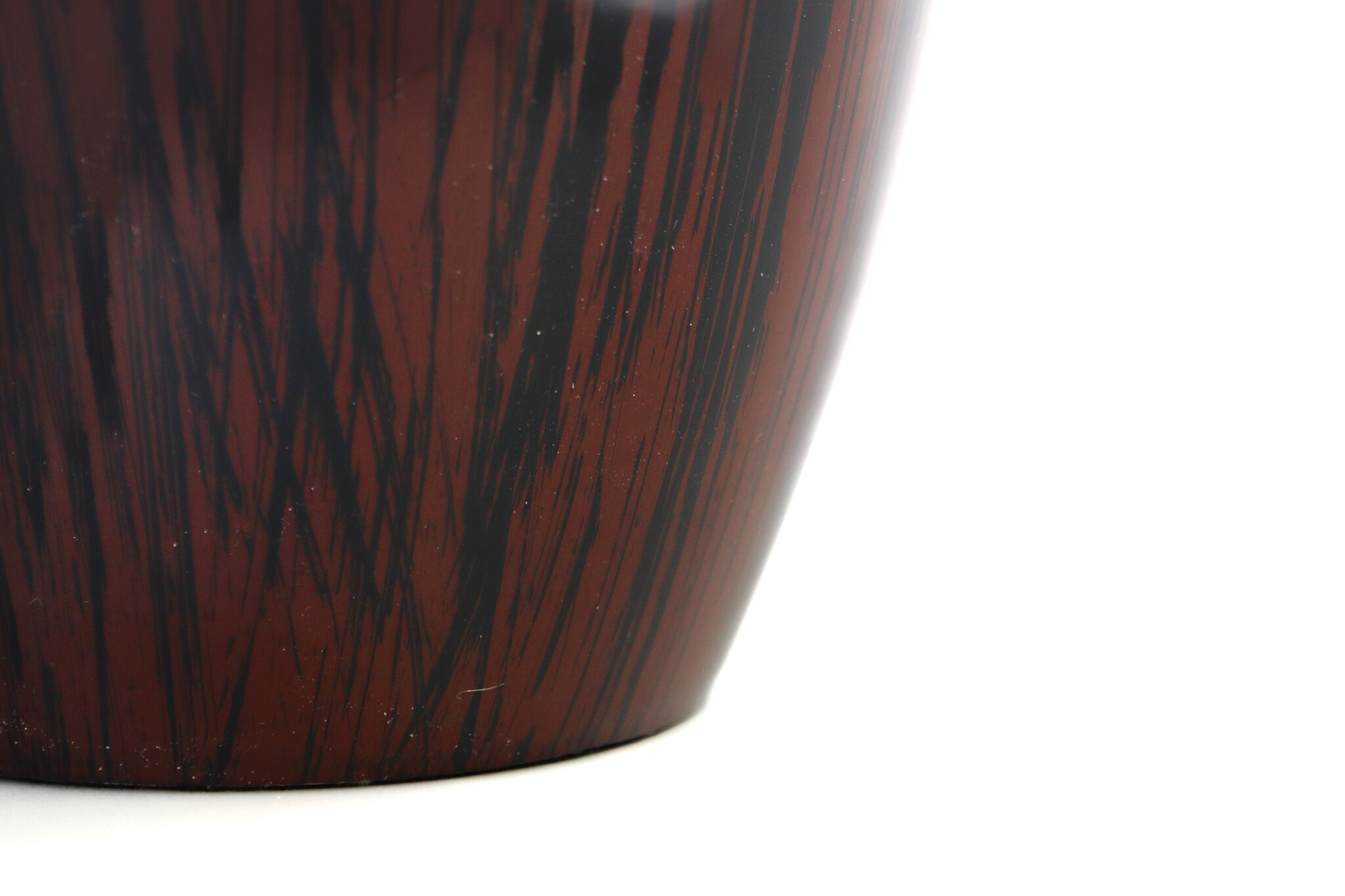 Donkerbruine urn met verticaal houtmotief - medium