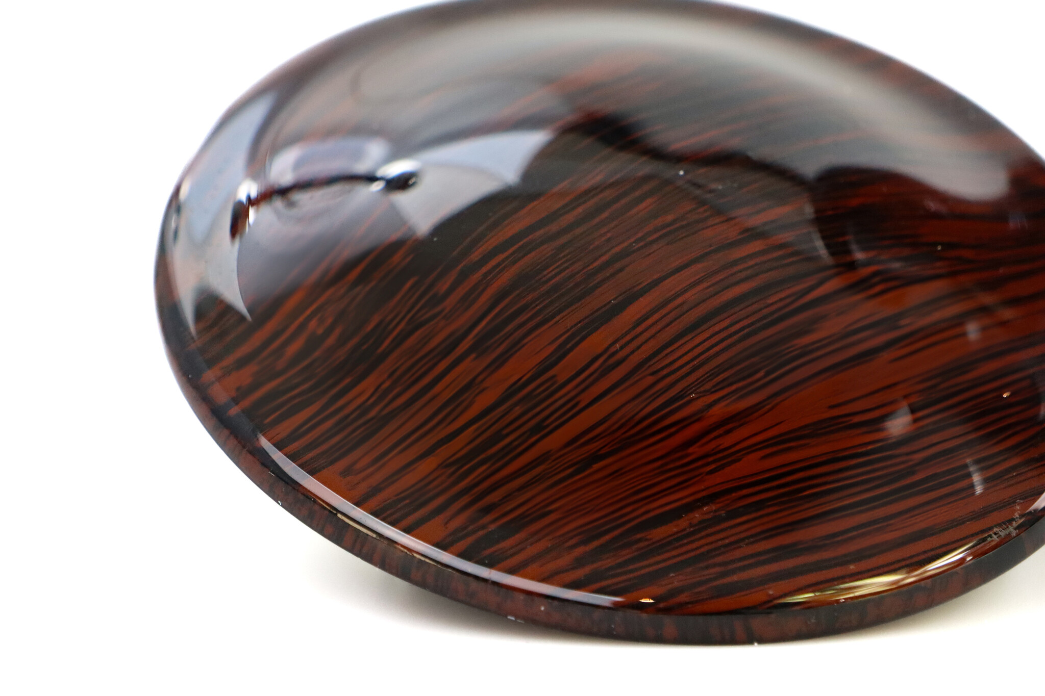 Donkerbruine urn met verticaal houtmotief - medium