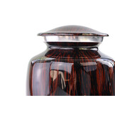 Donkerbruine urn met verticaal houtmotief - medium