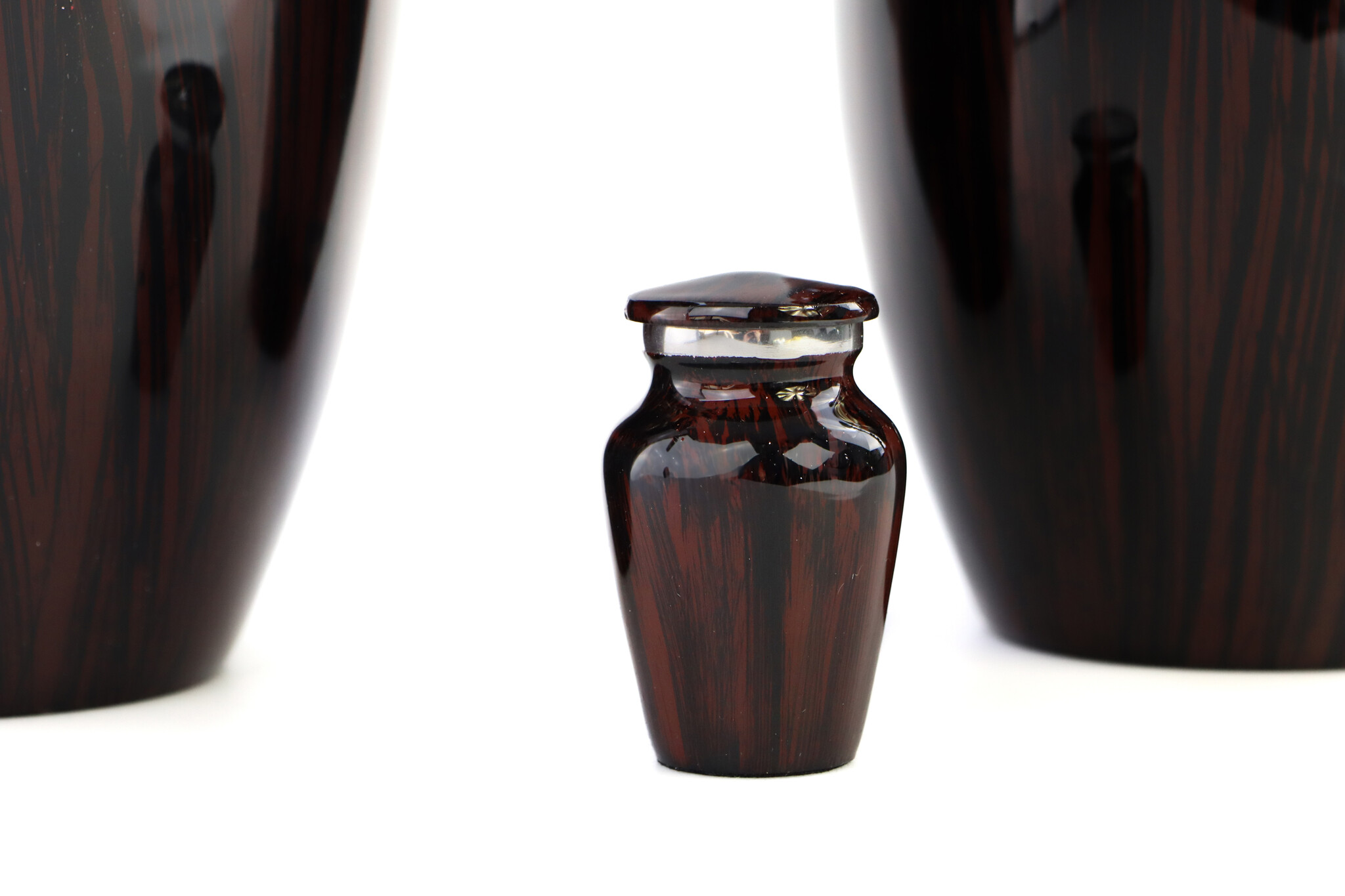 Donkerbruine urn met verticaal houtmotief - mini