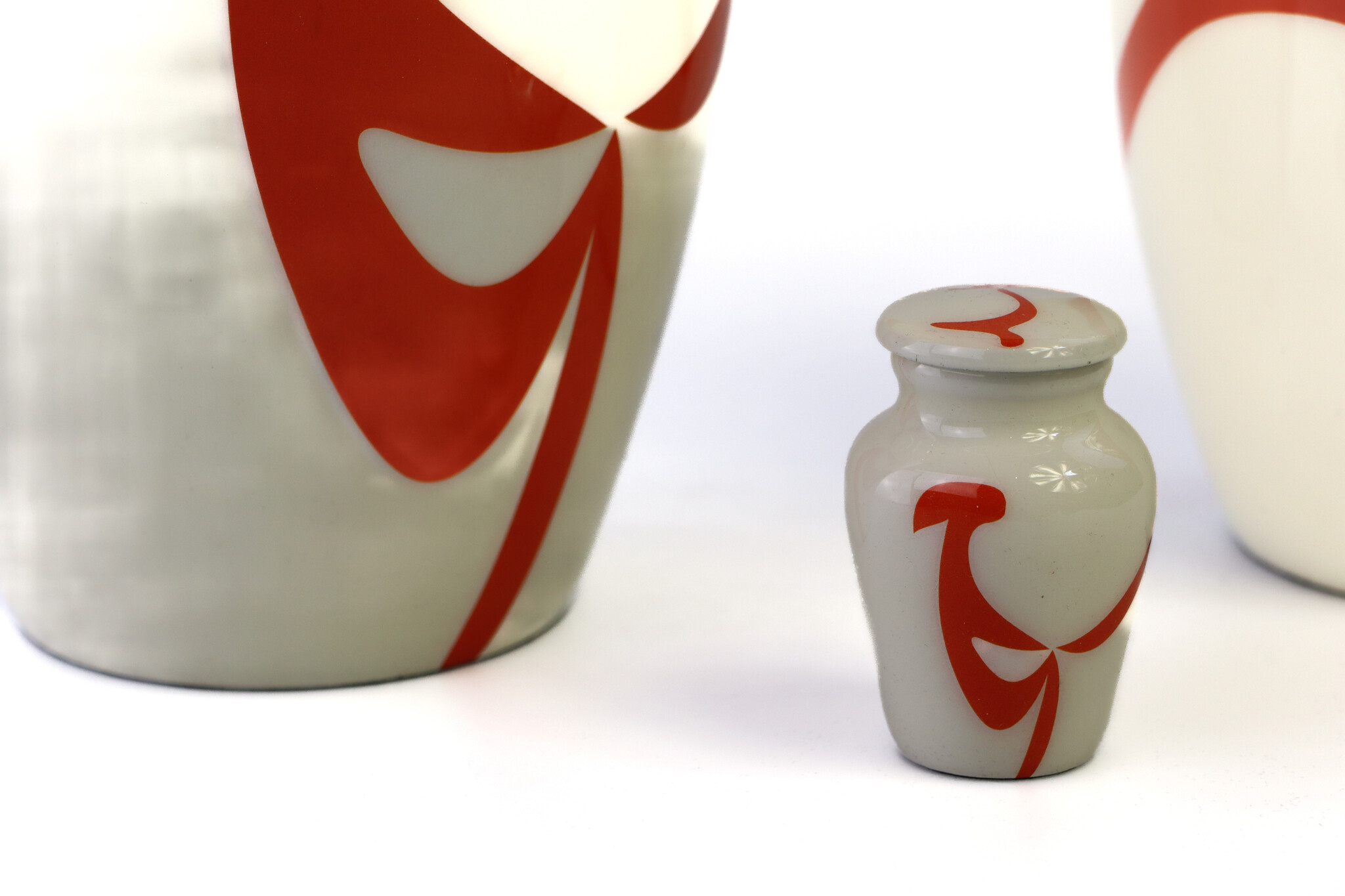 Eigentijdse wit oranje urn - mini