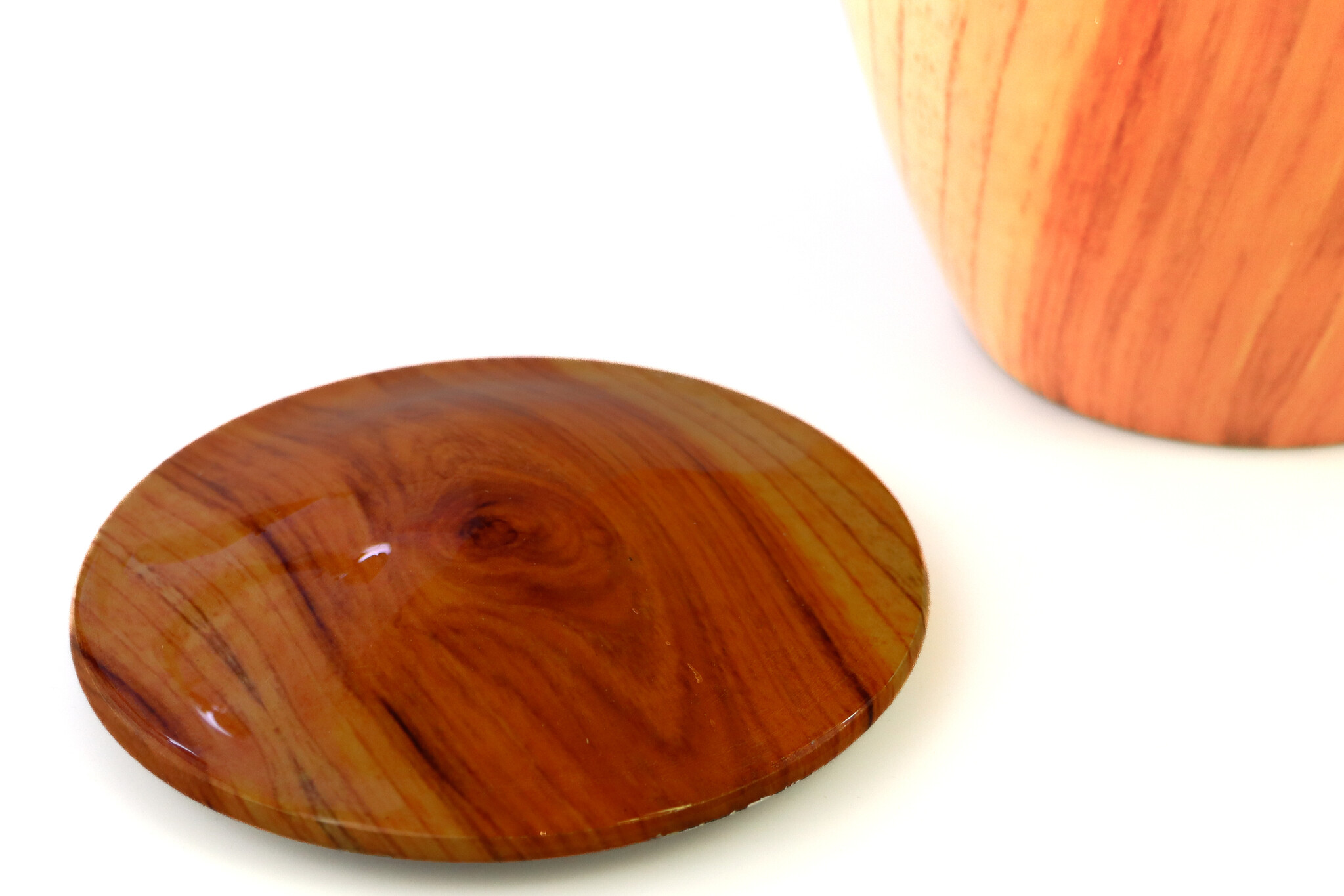 Lichtgekleurde urn met verticaal houteffect - groot