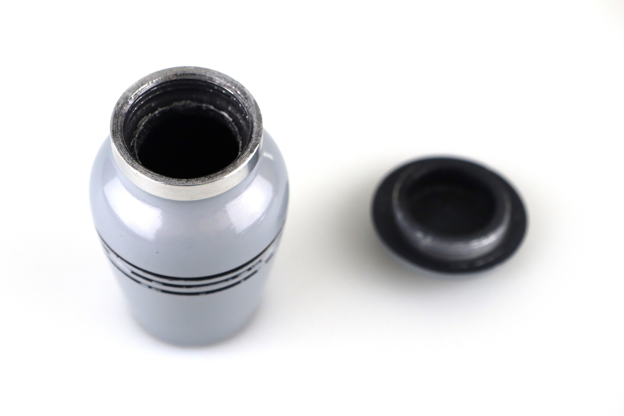 Modern grijs gekleurde mini urn 3 zwarte lijnen