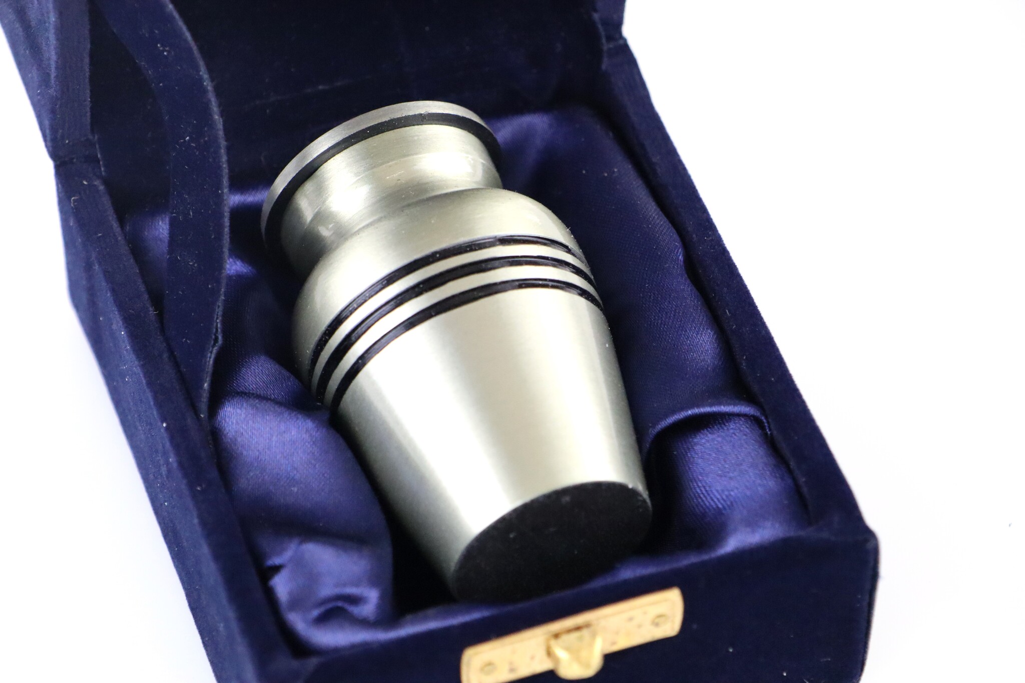 Zilverkleurige mini urn 3 zwarte lijnen