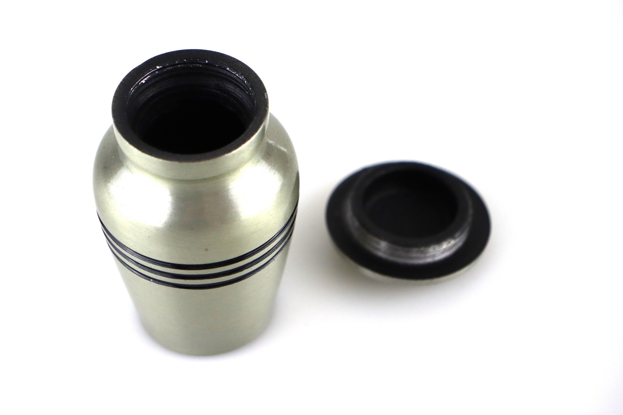 Zilverkleurige mini urn 3 zwarte lijnen