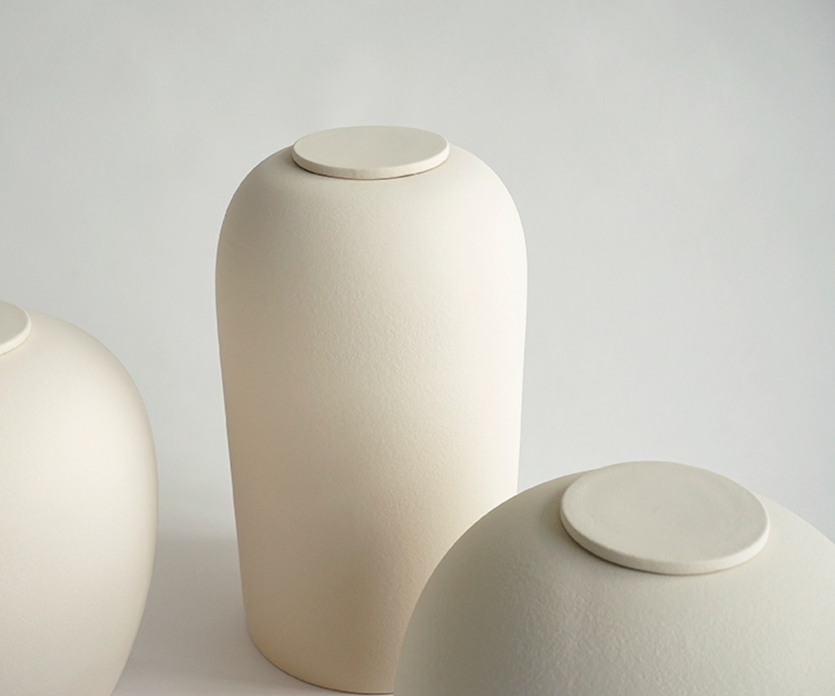 PELION – handgemaakte eco urn in zacht beige engobe