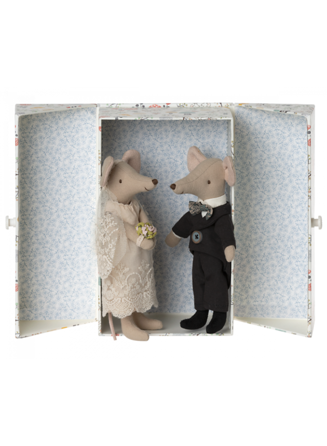 Wedding mice couple in box