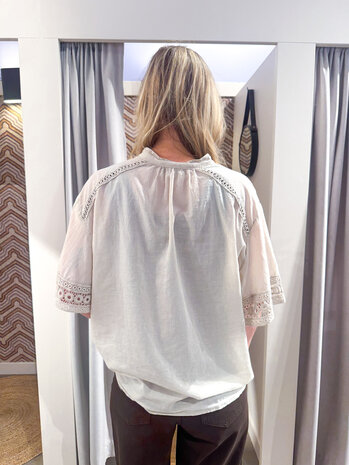 JtS Blouse kant || Wit / Ecru en Taupe JtS Blouse kant || Wit / Ecru en Taupe