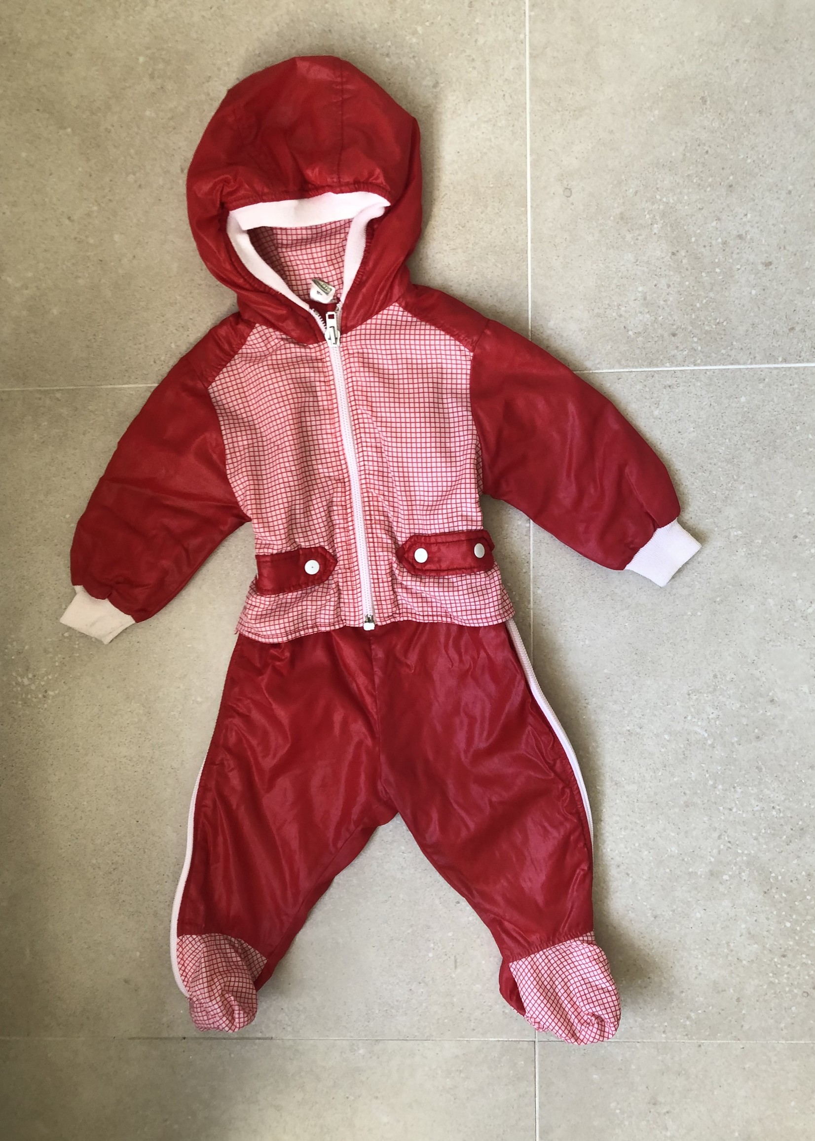 Red water-resistant suit 9m